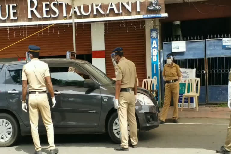 അതീവജാഗ്രതയില്‍ തിരുവനന്തപുരം  തിരുവനന്തപുരത്ത് പൊലീസ് പരിശോധന  ട്രിപ്പിൾ ലോക്ക് ഡൗൺ വാർത്ത  സെക്രട്ടേറിയറ്റ് വാർത്ത  തിരുവനന്തപുരം കോർപറേഷൻ വാർത്ത  trivandrum police checking  trivandrum triple lock down news  trivandrum alert news