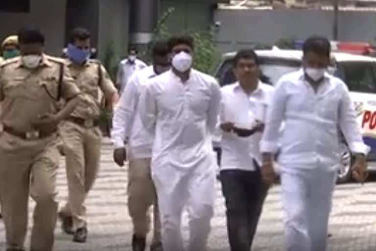 youth congress state president anil kumar yadav protest in front of panjagutta police station