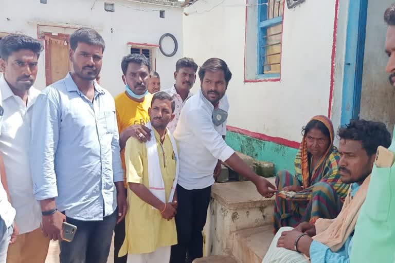 Jai Karnataka activist gave 10 thousand to died farmer family