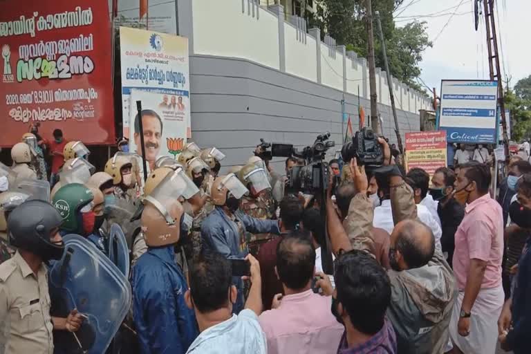 Mavoor  Youth Congress  collectorate  കലക്ടറേറ്റ്  യൂത്ത് കോണ്‍ഗ്രസ്  ഷാഫി പറമ്പില്‍  കോഴിക്കോട് കലക്ടറേറ്റ്  മുഖ്യമന്ത്രി രാജി വെക്കണം