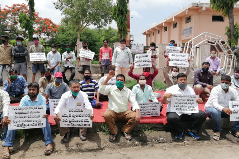 cpm leaders protest to close down cemetry at amberpet in hyderabad