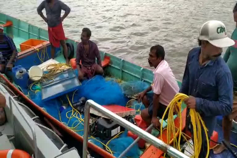 Six fishermen from Chavakkad were rescued  fishermen rescued  മത്സ്യത്തൊഴിലാളികളെ രക്ഷിച്ചു  ചാവക്കാട്