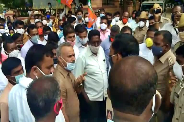 PSI and BJP district president Suresh Gowda