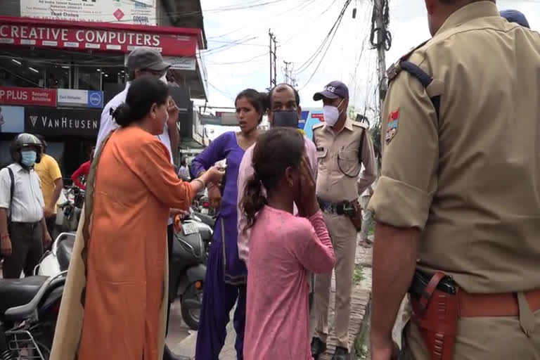 भांग की पुड़िया के साथ पकड़ी गई किशोरी