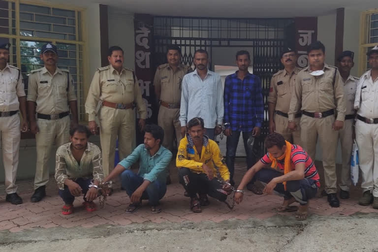 6 smugglers arrested with 21 kg hemp in dewas