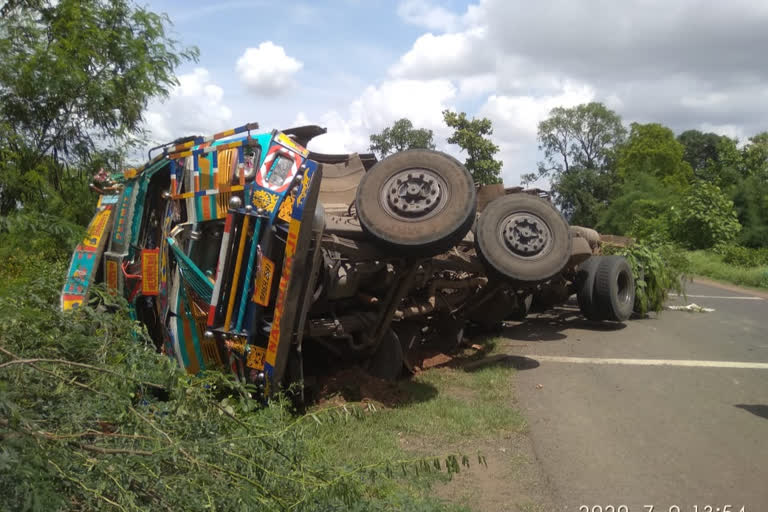 Truck full of iron rod overturns in Damoh