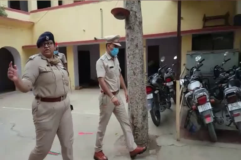 एसपी तेजस्विनी गौतम का दौरा,  sp tejaswini gautam,  रामगढ़ में नाबालिग से रेप,  रामगढ़ थाने का निरीक्षण