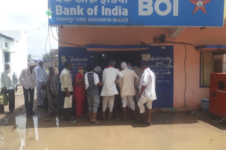 People facing trouble due to dirt in front of bank in Khandwa