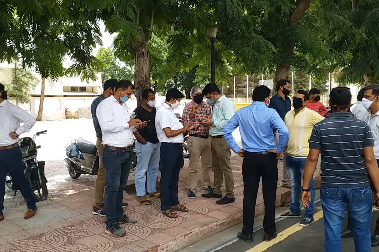 protest-against-schools-under-no-school-no-fees-campaign-in-indore