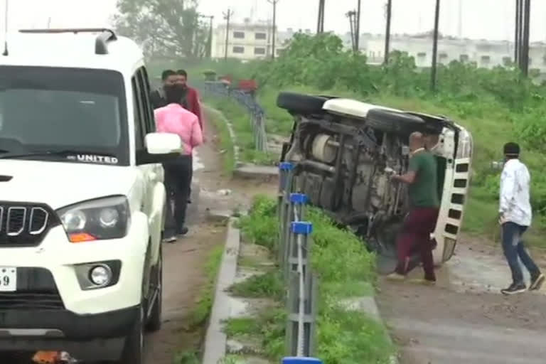 Uttar Pradesh STF car carrying Vikas Dubey overturns in Kanpur  എസ്‌ടിഎഫ് വാഹനം മറിഞ്ഞു  എസ്‌ടിഎഫ് വാഹനം മറിഞ്ഞു; വികാസ് ദുബെക്ക് പരിക്ക്  Vikas Dubey overturns in Kanpur  Kanpur