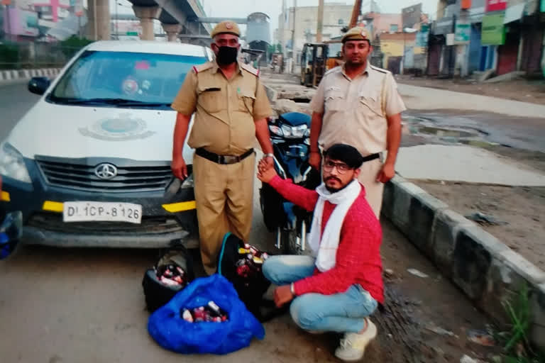 delhi police arrested liquor smuggler in nagloi