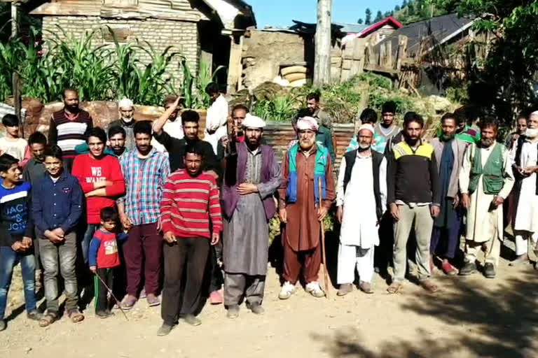 people protest against PMGSY in Tral