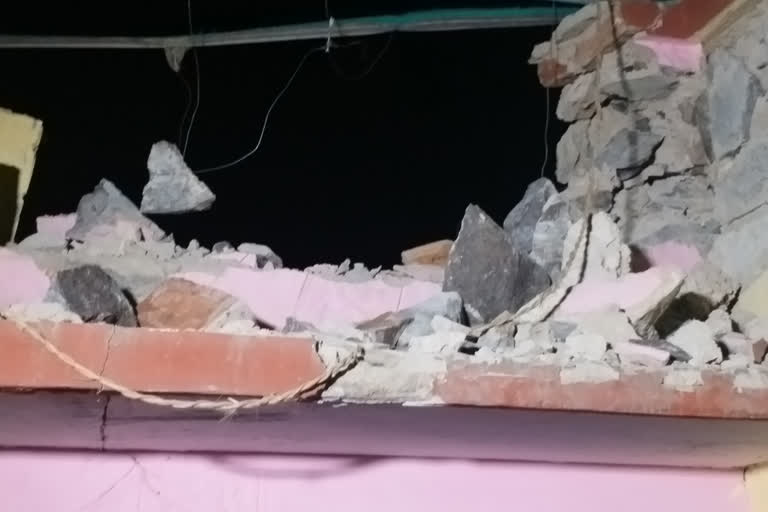 सरकारी आवास की छत गिरी, Roof of government house collapsed