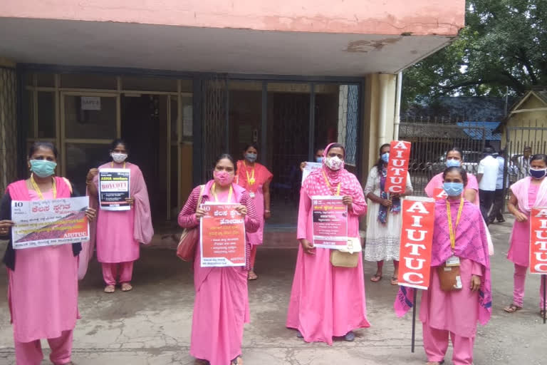 Silent protest of Asha workers at Health Department headquarters premises