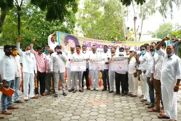 protest in puttaparthi to Demand to Formation puttaparthi district