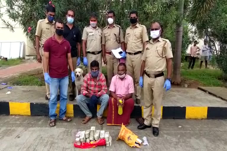 വാളയാര്‍  കോയമ്പത്തൂര്‍  കുഴൽപ്പണ വേട്ട  Two suspects arrested  smuggle  Valayar