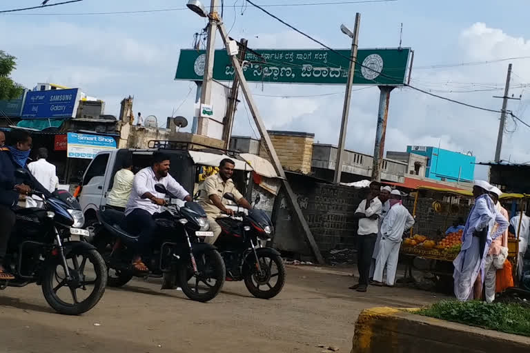 ಸಾಮಾಜಿಕ ಅಂತರ ಮರೆತ ಬೀದರ್​ ಜನತೆ