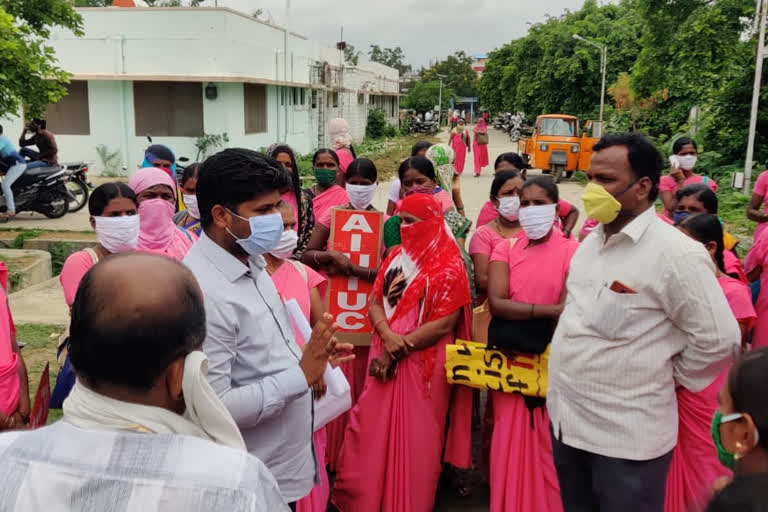 Asha workers protest over fulfill several demandas in Sedum