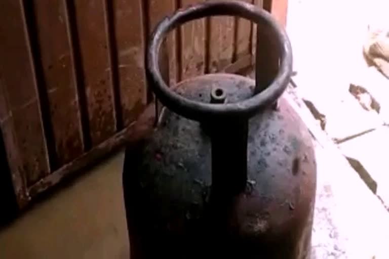 Gas cylinder suddenly caught fire in naliya village