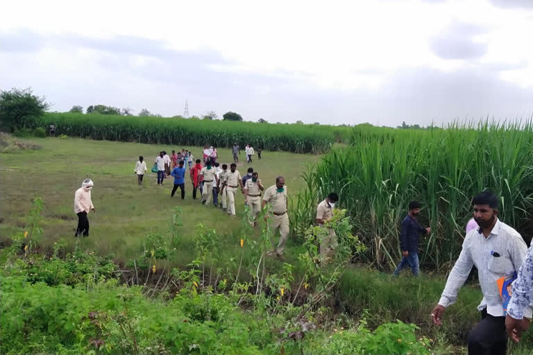 आरोपीस ताब्यात घेतल्यानंतर पोलीस