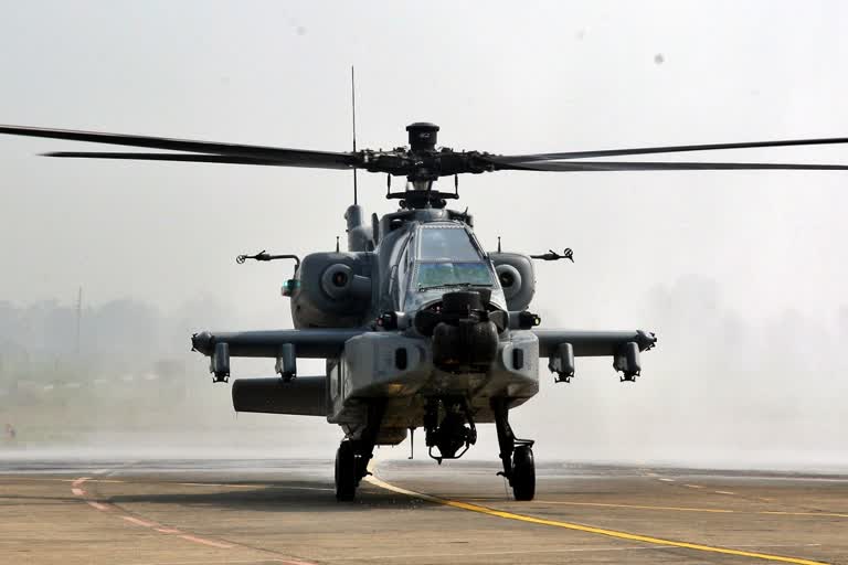 5 अपाचे लड़ाकू हेलीकॉप्टर