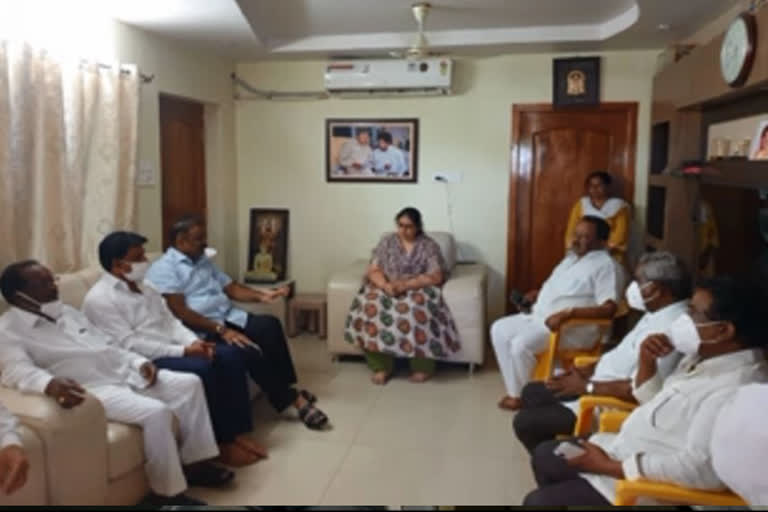 tdp mlas anagaani satya prasad eluru sambasivarao visit kollu ravindra family