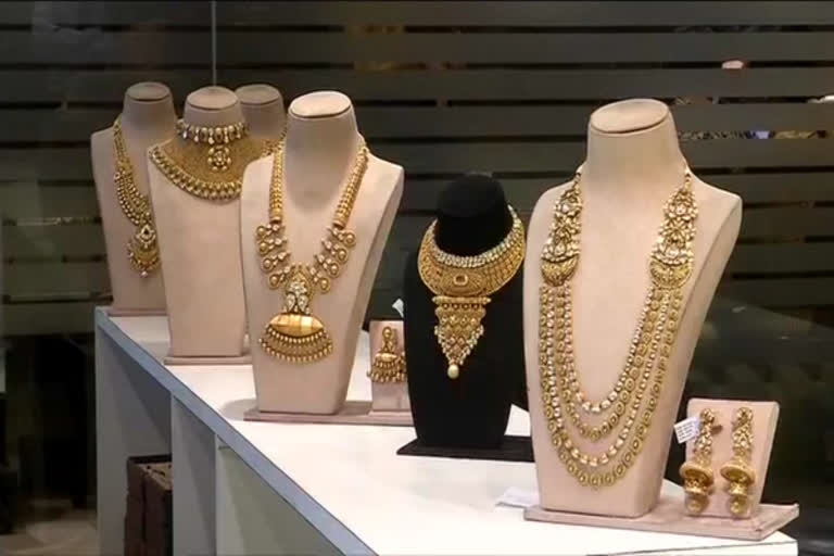 With gold artisans returning home, jewellery shop owners in Surat incurring losses