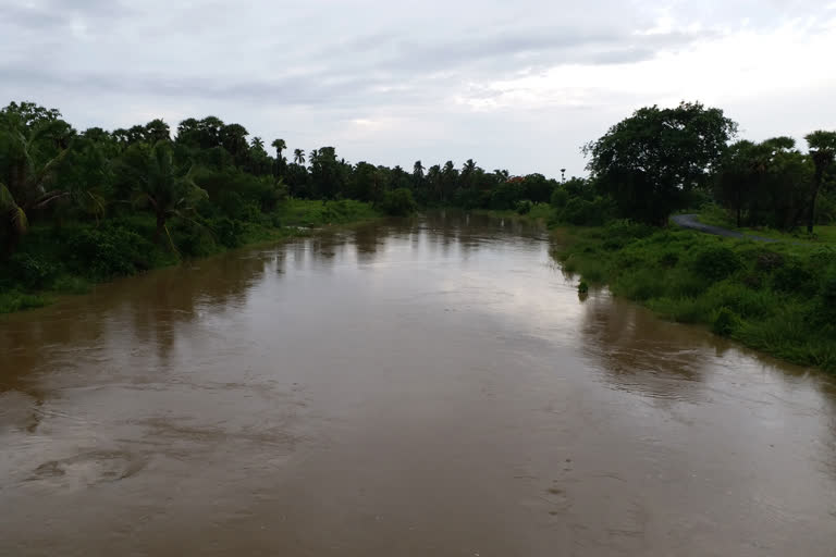 heavy rainfall in konaseema and low level areas are filled with water in east godavari district