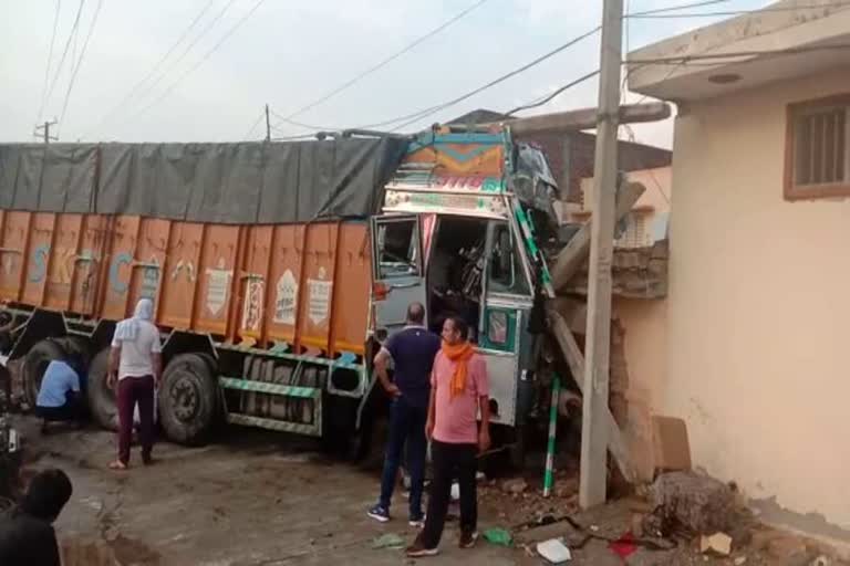 truck collide with house in ambala