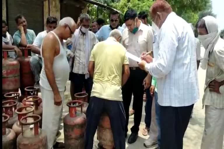 Food and supplies department seized 40 gas cylinders of gas agency in Bishanpura village of Jind