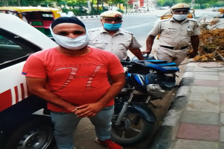 delhi police pcr catches auto lifterin malviya nagar