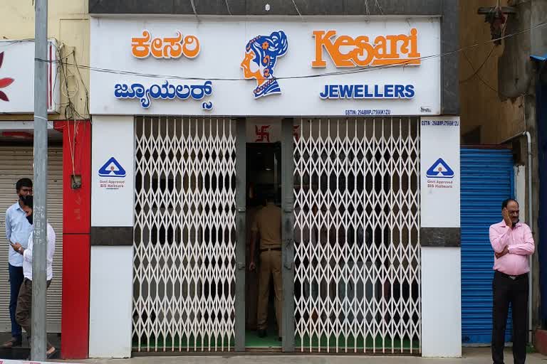 Thief trying to theft jewellery shop at Chikmagalur