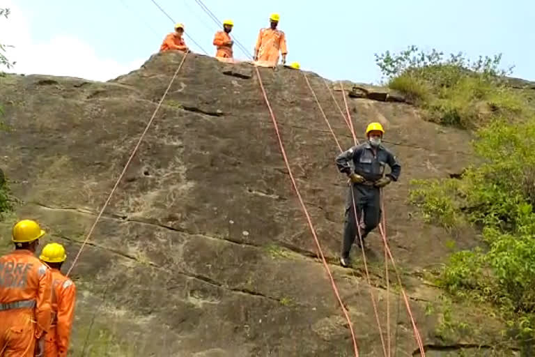 NDRF soldiers are being trained to deal with disasters on Baud-Dhar Road