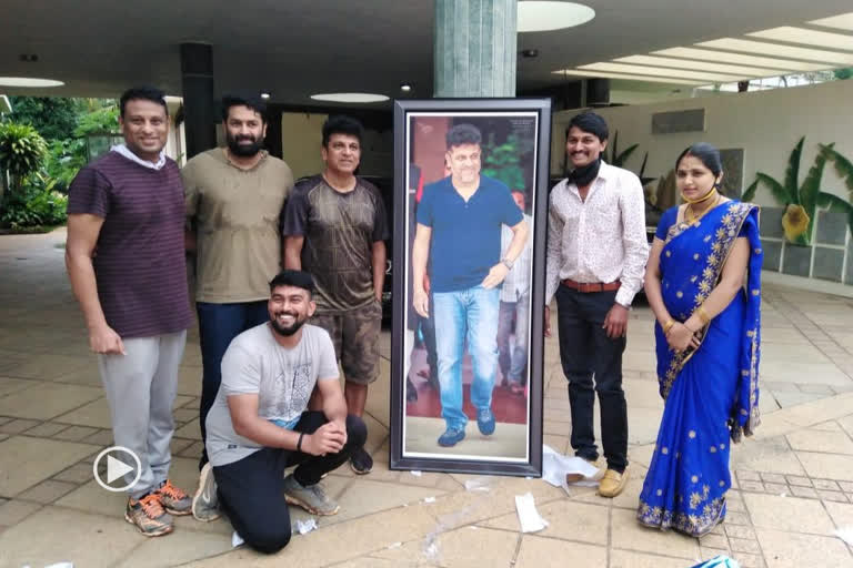 Shivarajkumar fan gifted 6 feet photo to his birthday