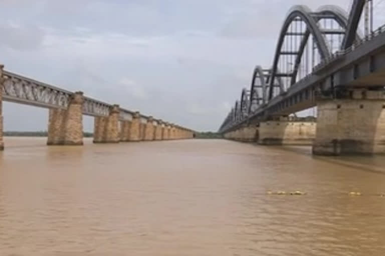 godavari flood water increasing in rajahmahendravaram