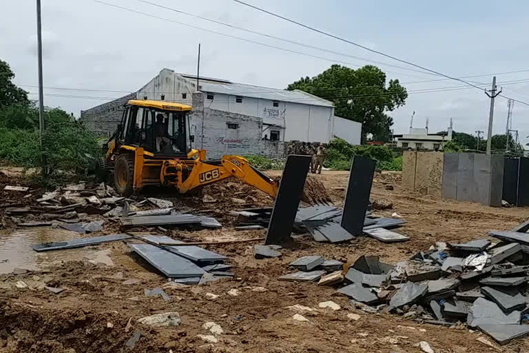 dispute on government land in kurnool district banaganepalle