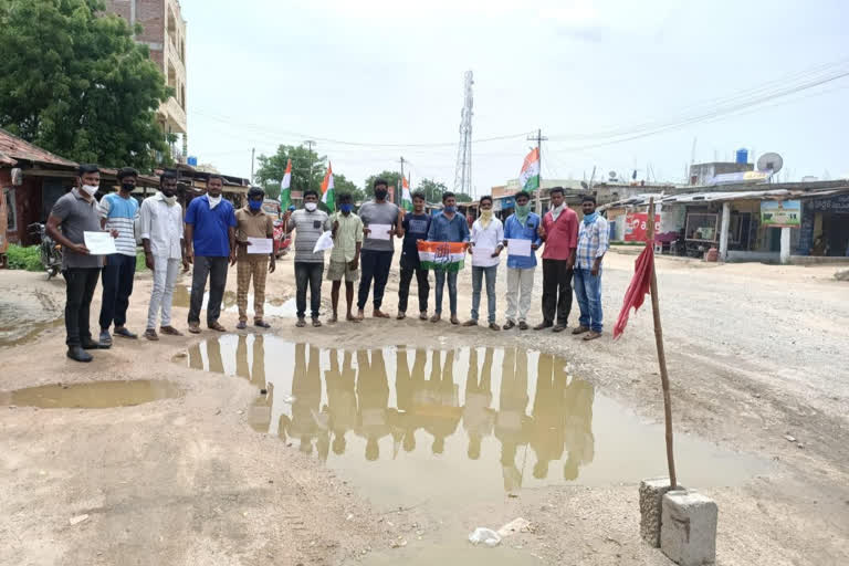 Young Congress leaders protest over road pits repairs in Yadadri Bhuvanagiri