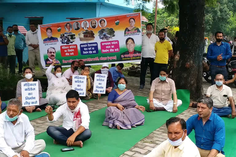 पूर्व स्वास्थ्य मंत्री ने दिया धरना