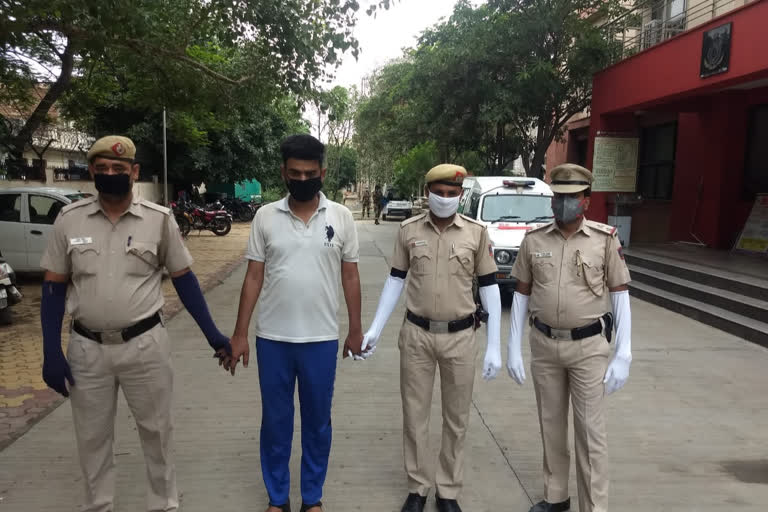 Delhi police arrested a crook in Dabri of Dwarka District