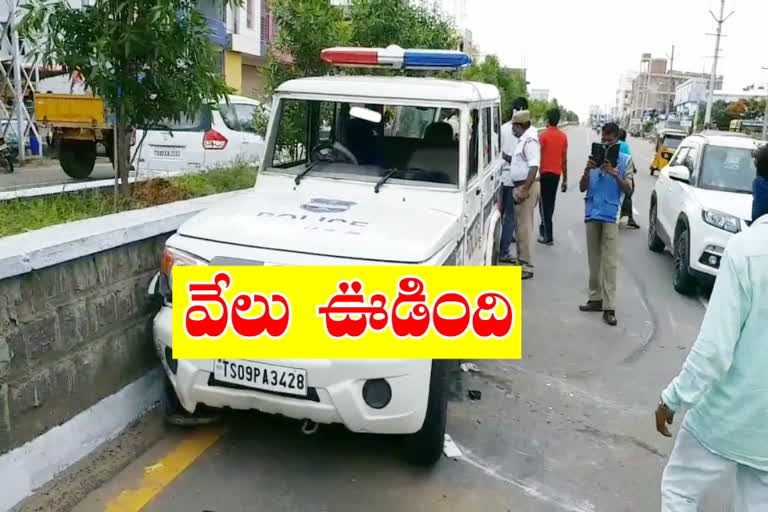 Accident to Minister escort vehicle at karimnagar