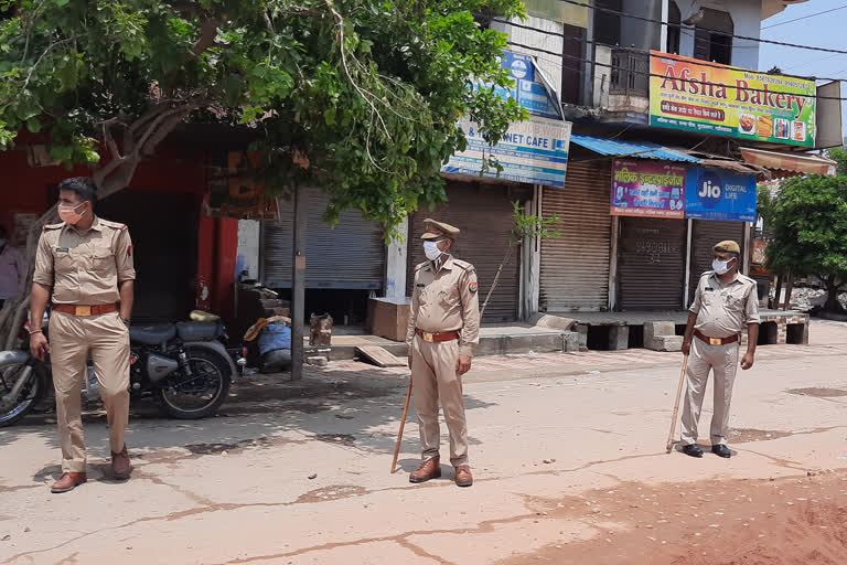 Police take action against people who not follow lockdown rules in ghaziabad