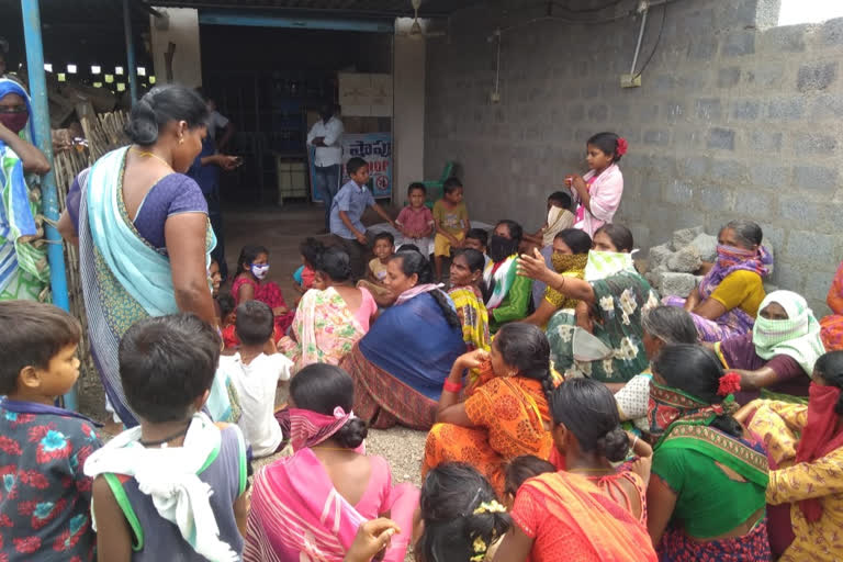 women protest against liquor shops