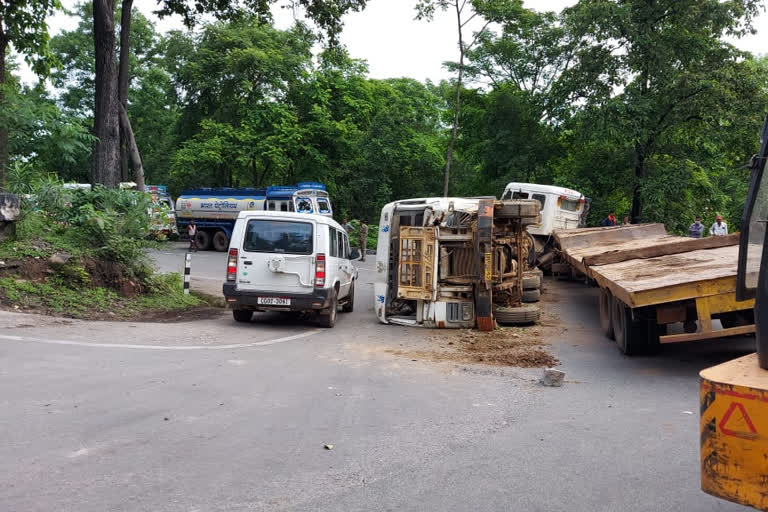 Traffic Jam in Keshkal valley of  kondagaon due to trailer overturned