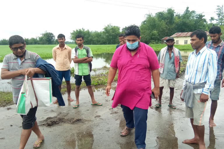 nowbocha-flood-area-visit-bjp-yong-leader-risiraj-hazarika