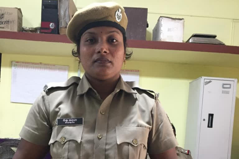 jagatsinghpur latest news, lady constable's honesty in jagatsinghpur, lady constable reshma sahani, ଜଗତସିଂହପୁର ଲାଟେଷ୍ଟ ନ୍ୟୁଜ୍‌, ଜଗତସିଂହପୁରରେ ମହିଳା କନେଷ୍ଟବଳଙ୍କ ସଚ୍ଚୋଟତା, ମହିଳା କନେଷ୍ଟବଳ ରେସ୍ମା ସାହାଣୀ, ଜଗତସିଂହପୁରରେ ଲେଡି କନେଷ୍ଟବଳଙ୍କ ସାଧୁତା