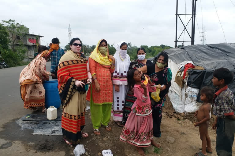 Women's Congress distributed masks in poor settlements