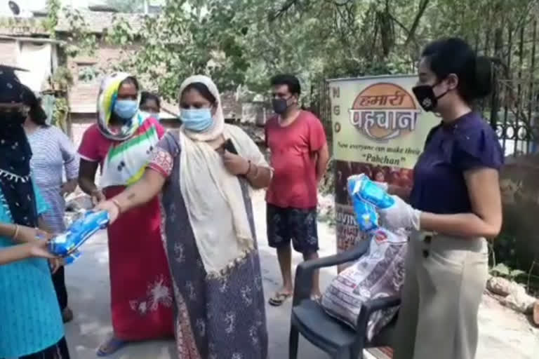 Hamari Pahchan NGO distributes sanitary pads to womens at Nepali Camp in Vasant Vihar