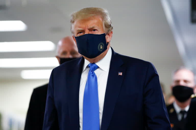 Trump wears mask