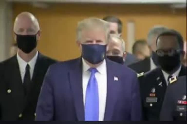 Trump wears mask