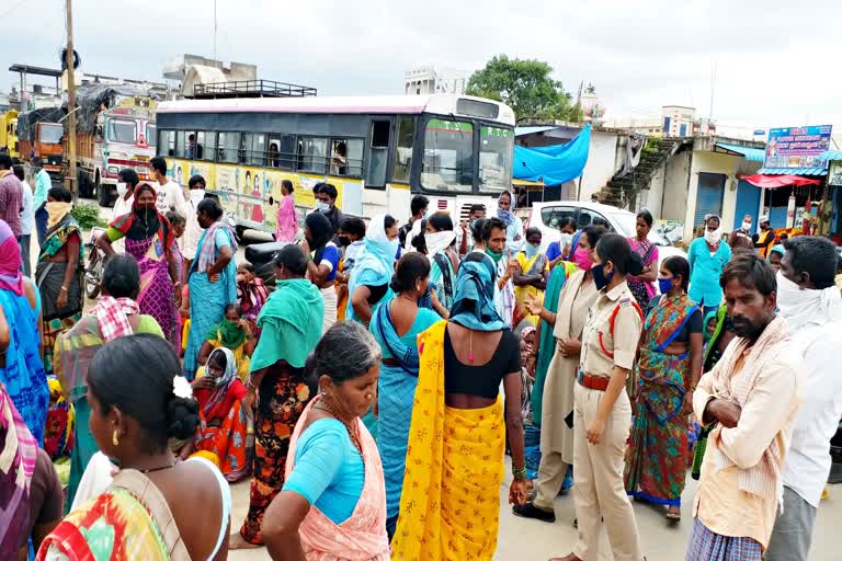 నిందితులను శిక్షించాలని రహదారిపై బైఠాయింపు